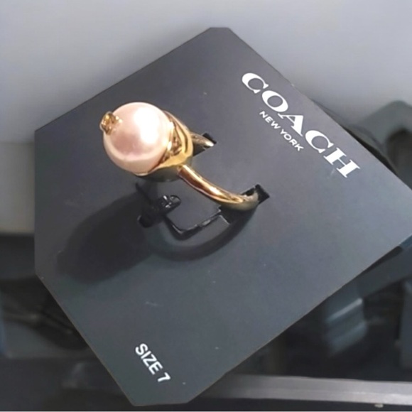 Coach New York Pearl Ring with  Signature C Logo Gold  size 7 NWT - Picture 2 of 5